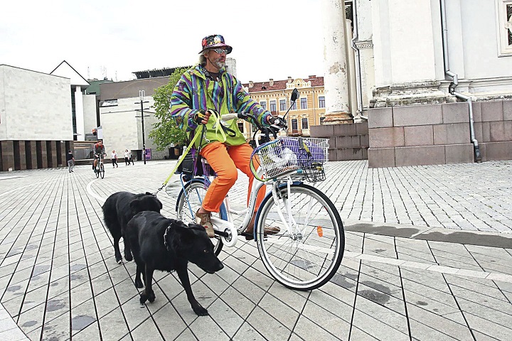 Spalvingasis Kauno dviratininkas paaiškino, ką su juo veikia tiek šunų