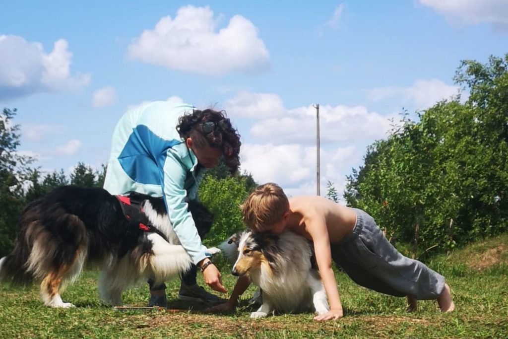 Užsiėmimai su šunimis padeda judėti tiems, kuriems tai buvo neįveikiama užduotis. Asmeninio albumo nuotr.