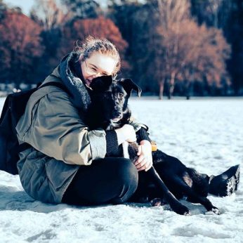 Šaltame tvarte ant vištų mėšlo rasta dviejų mėnesių šunytė stebina savo gerumu