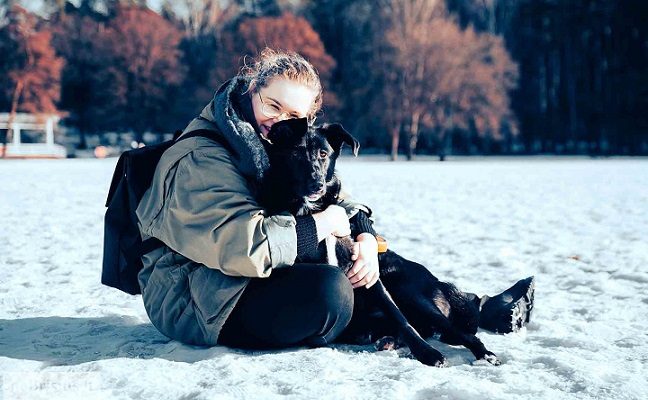 Šaltame tvarte ant vištų mėšlo rasta dviejų mėnesių šunytė stebina savo gerumu